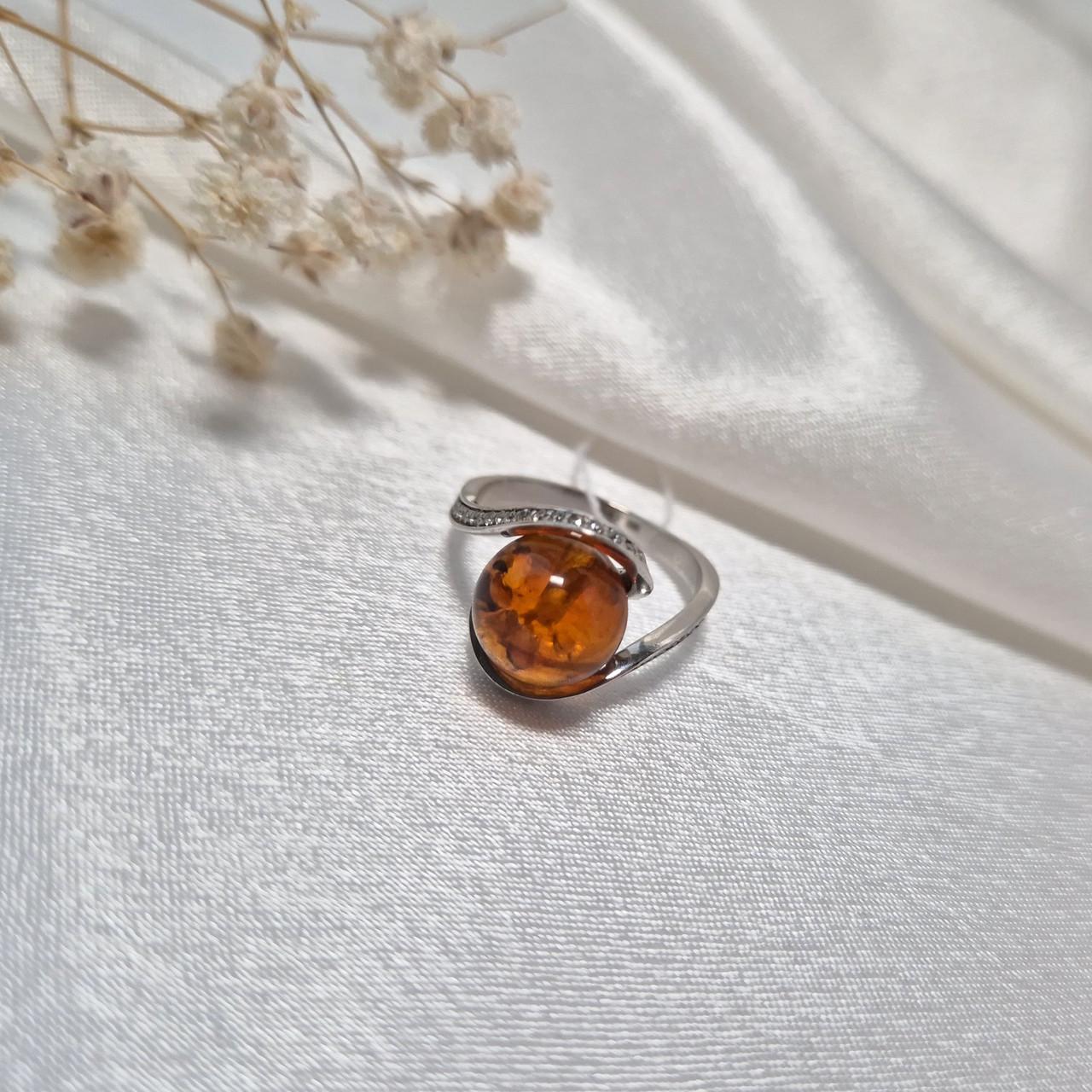 Кольцо шарик с янтарем серебро 925 пробы родированное 2,94 г р. 18 (1076к)