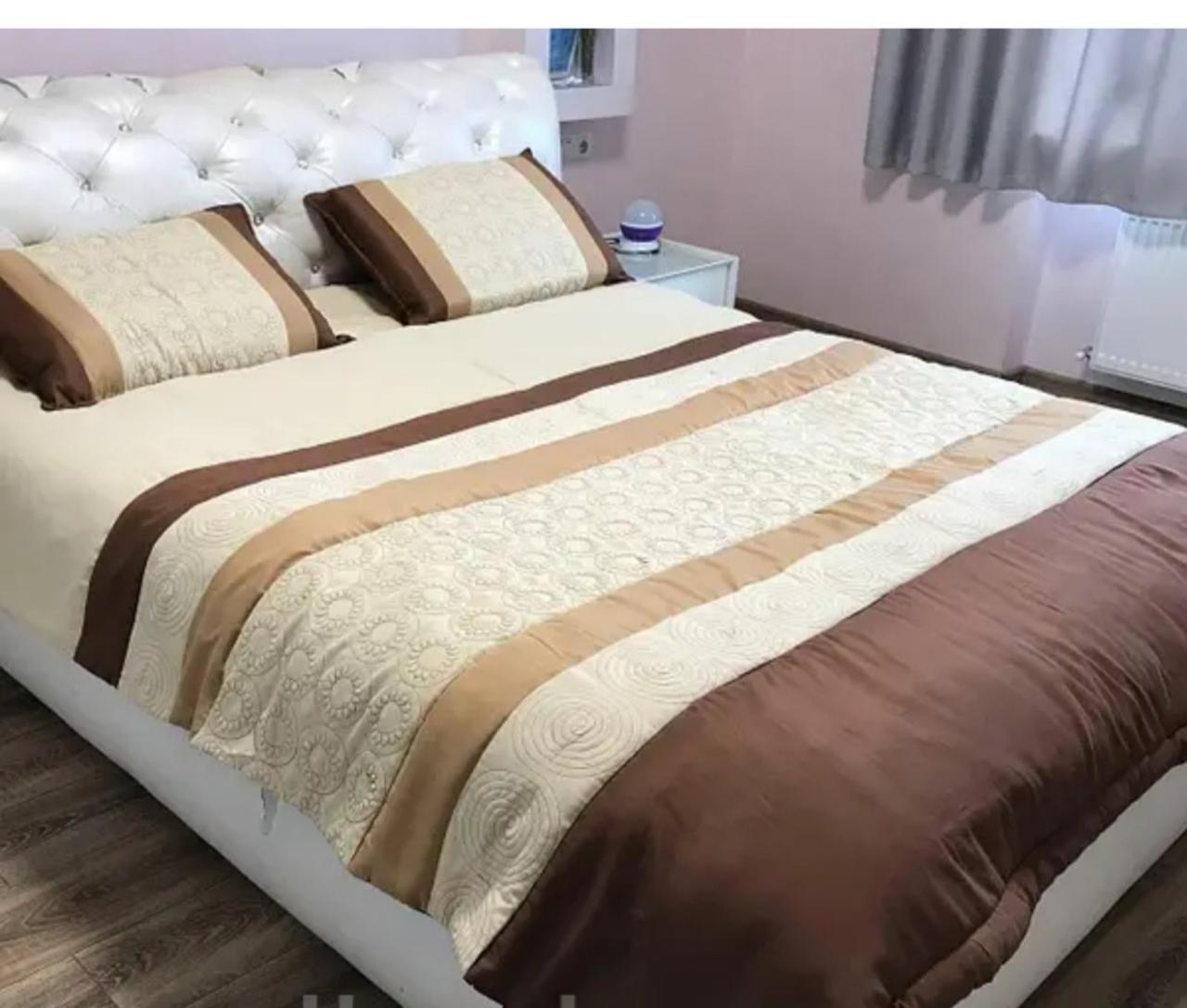 Покрывало двуспальное евро с наволочками Бежево-коричневый (32464)