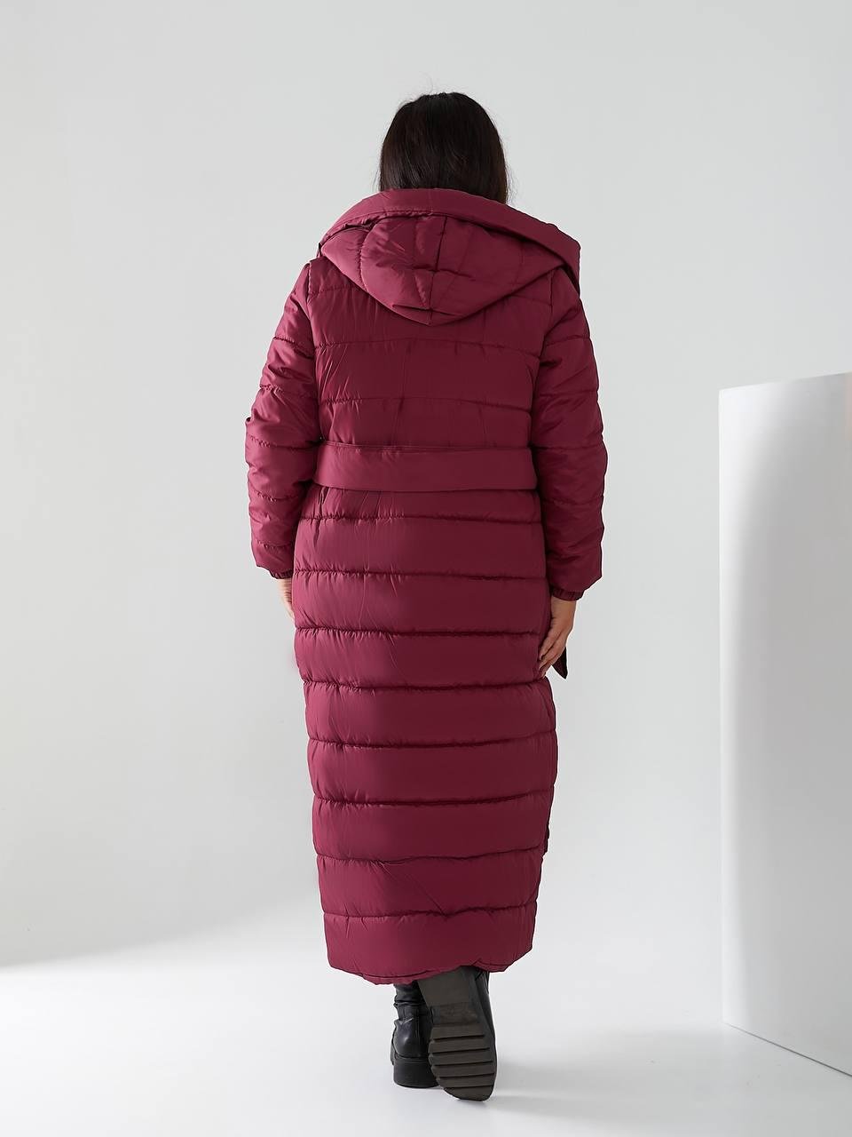 Пуховик довгий Аiza А032 на поясі кнопках блискавці та з капюшоном р. 46-48 Бордовий - фото 4 Пуховик довгий Аiza А032 на поясі кнопках блискавці та з капюшоном р. 46-48 Бордовий - фото 4