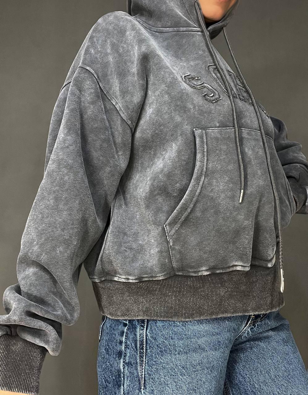 Худи женское JOY ONE 25513 вареное тай-дай вышивка впереди с капюшоном средняя длина OS Серый (3315) - фото 10 Худи женское JOY ONE 25513 вареное тай-дай вышивка впереди с капюшоном средняя длина OS Серый (3315) - фото 10