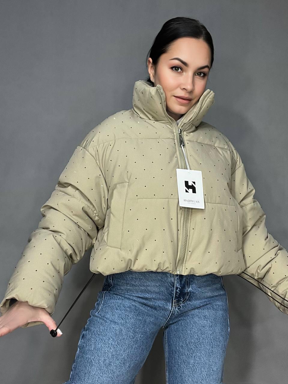 Куртка жіноча Haiziyuan 7165 укорочена пуффер з розсипом камінців демісезонна без капюшона оверсайз L Бежевий (3312) - фото 8 Куртка жіноча Haiziyuan 7165 укорочена пуффер з розсипом камінців демісезонна без капюшона оверсайз L Бежевий (3312) - фото 8