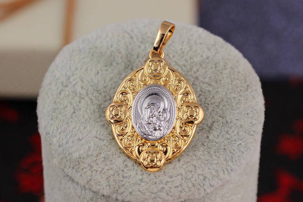 Ладанка Xuping Jewelry Богородица склонила голову к младенцу с волнистыми краями 3 см комбинированная
