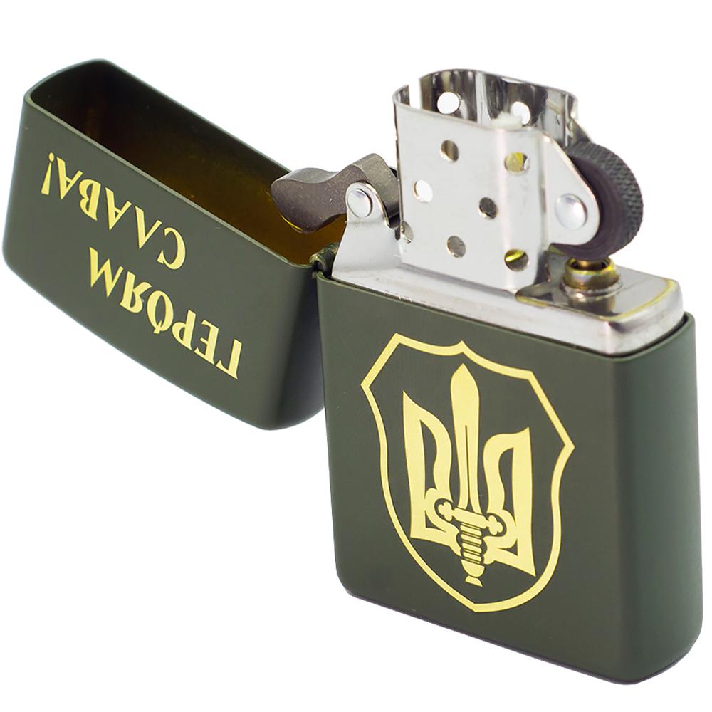 Запальничка ZIPPO Green Matte 221 TRM Тризуб-меч - фото 7