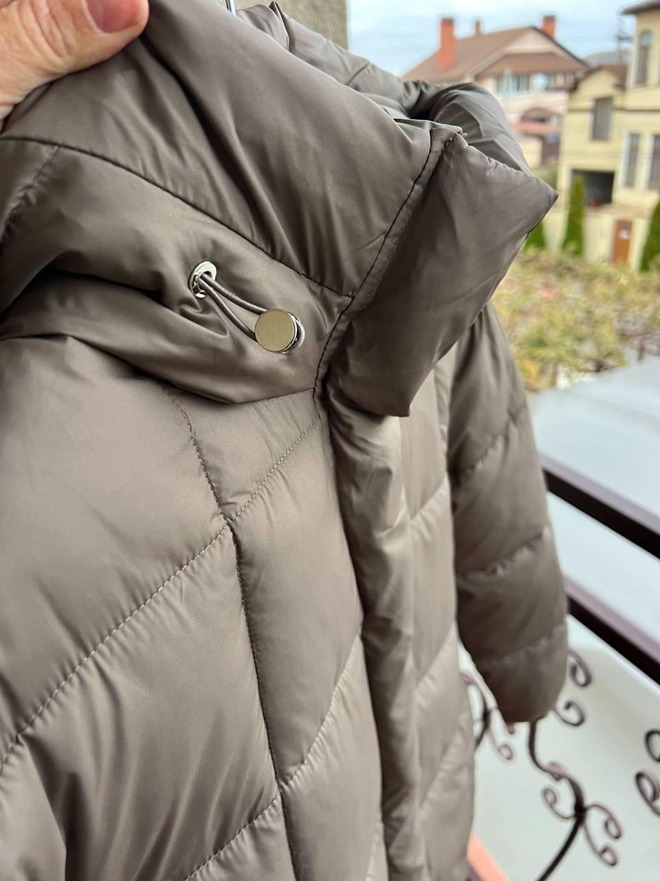 Куртка жіноча Lady Yep 9045 довга стегана з капюшоном пальто р. 44 Коричневий (3086) - фото 9 Куртка жіноча Lady Yep 9045 довга стегана з капюшоном пальто р. 44 Коричневий (3086) - фото 9