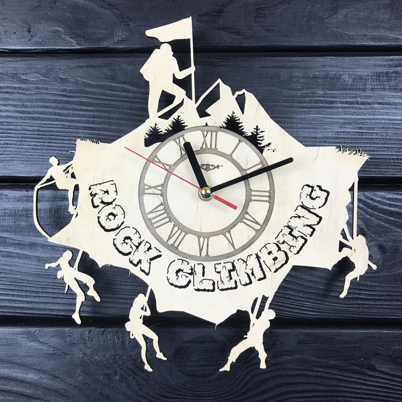 Часы настенные из дерева Скалолазание
