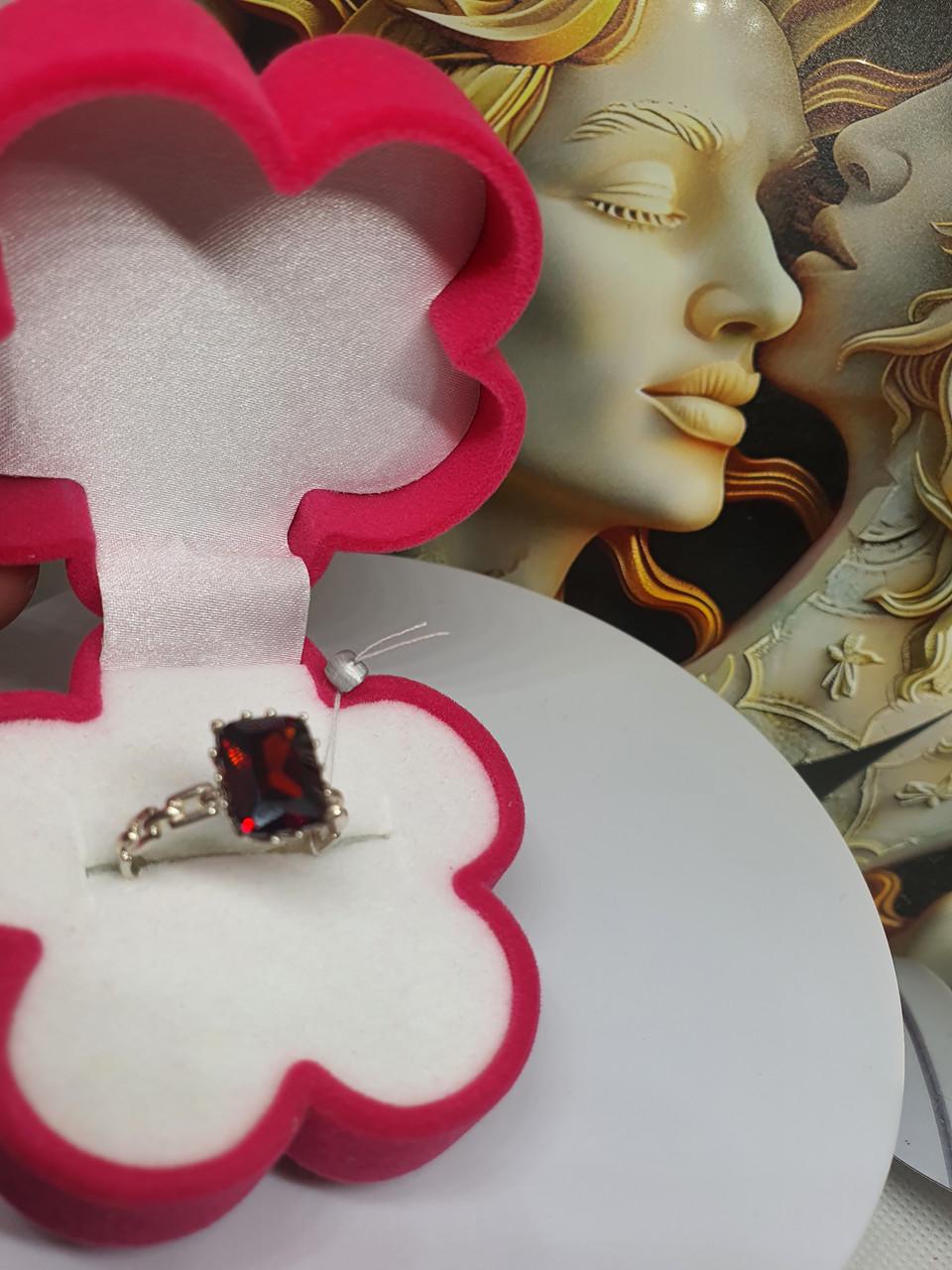 Каблучка срібна Гранат з квадратним цирконом 925 проба (30092640) - фото 3 Каблучка срібна Гранат з квадратним цирконом 925 проба (30092640) - фото 3