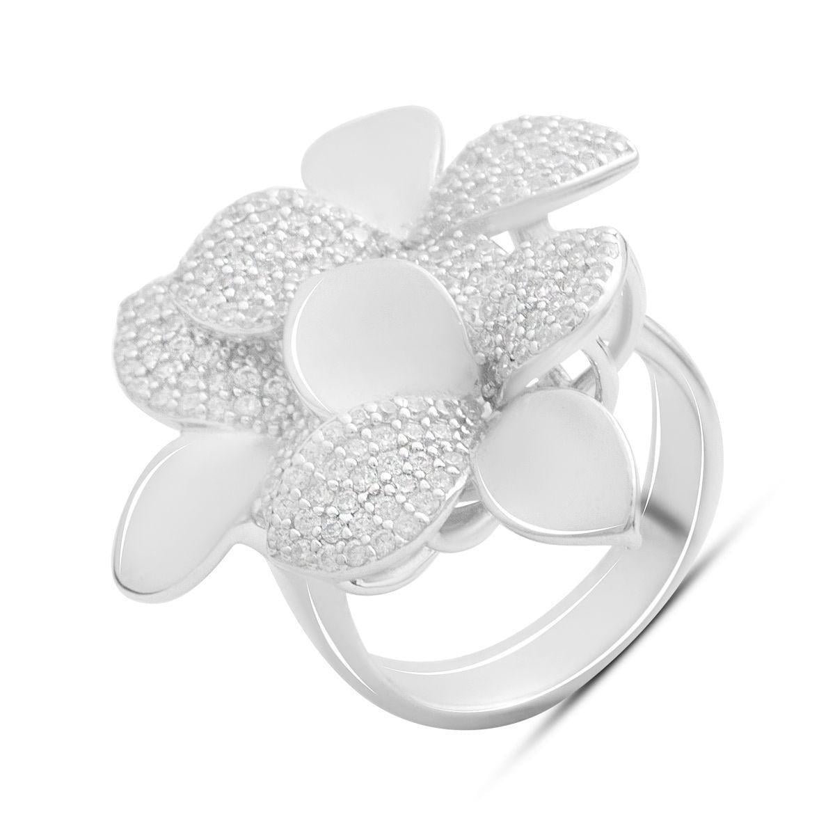 Кольцо серебряное с цветочной формой и фианитами р. 18 Кольцо серебряное с цветочной формой и фианитами р. 18