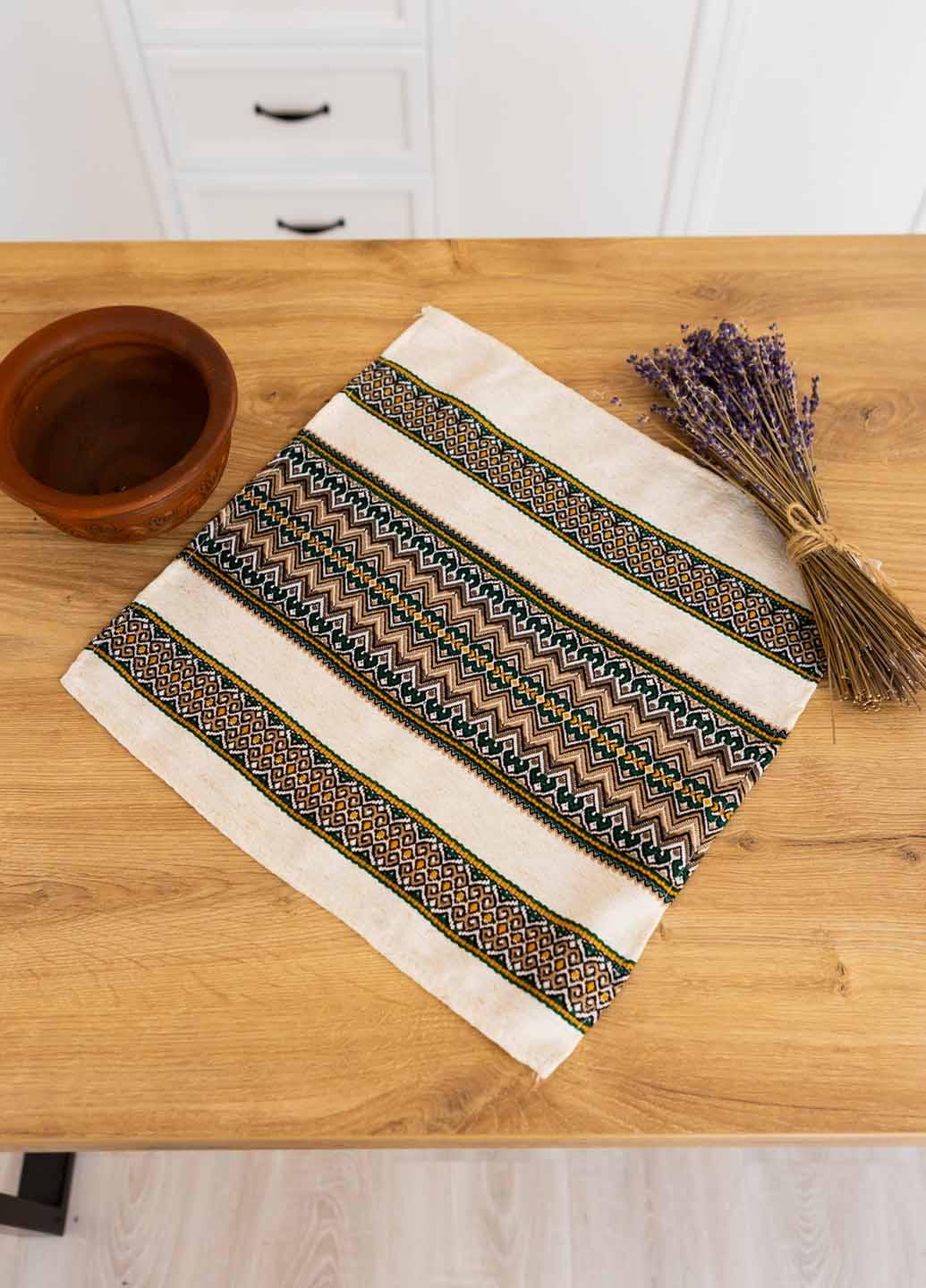 Серветка вишита з українським орнаментом 37х37 см (рнд1-131-37)