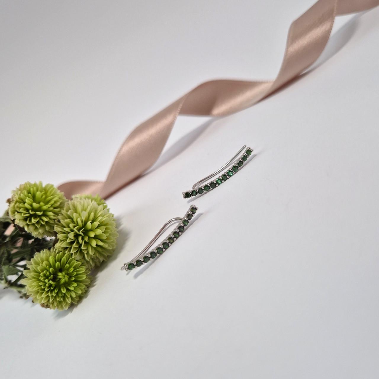 Сережки каффи доріжка із зеленими каменями срібло 925 проби родоване 1,27 г (лк0441рз) - фото 2 Сережки каффи доріжка із зеленими каменями срібло 925 проби родоване 1,27 г (лк0441рз) - фото 2