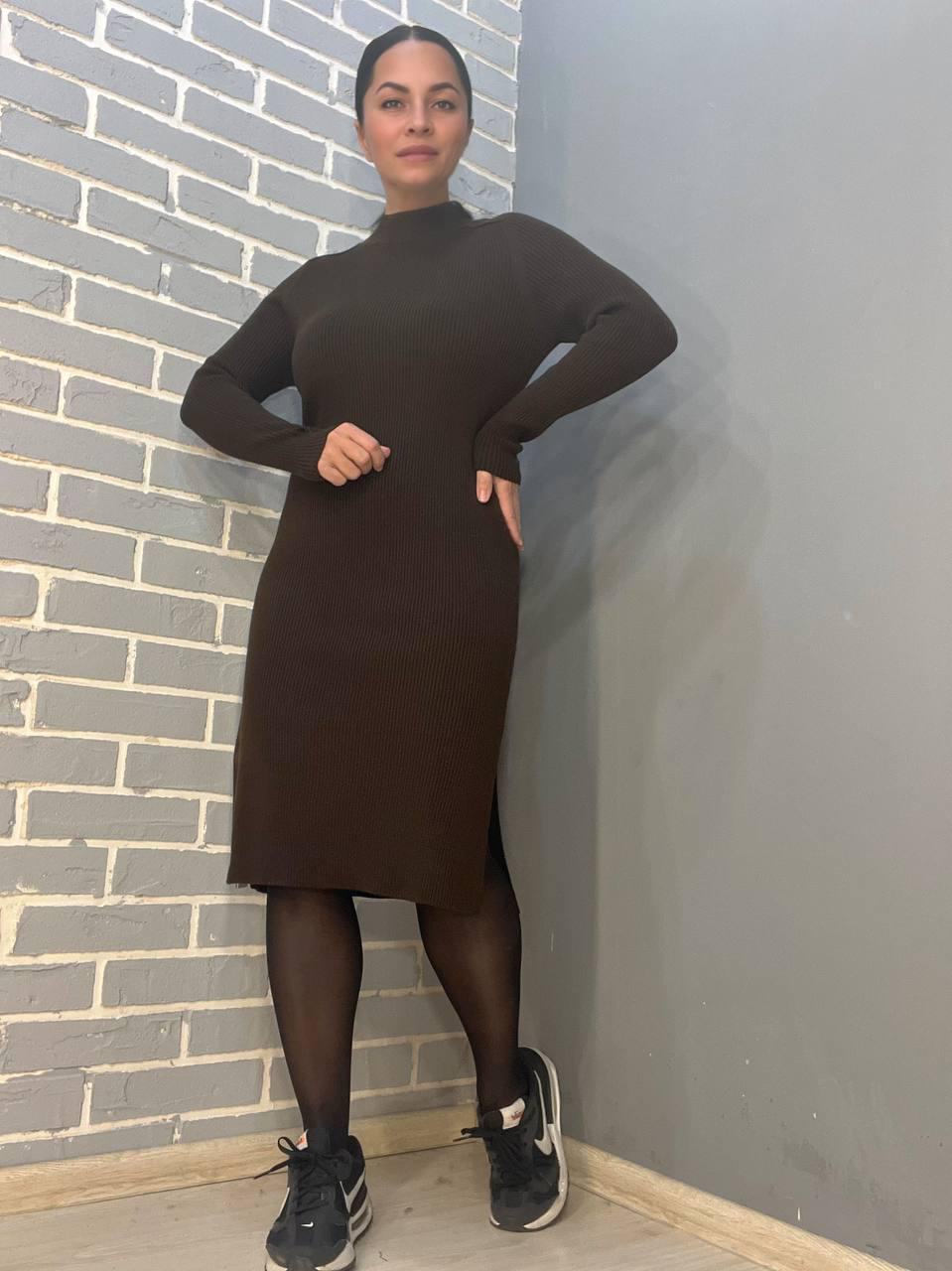 Платье женское ACCORDDREAM 2287 теплая вязка свитер рубчик воротник стойка разрезы миди р. 44-48 Коричневый (3088) - фото 3 Платье женское ACCORDDREAM 2287 теплая вязка свитер рубчик воротник стойка разрезы миди р. 44-48 Коричневый (3088) - фото 3