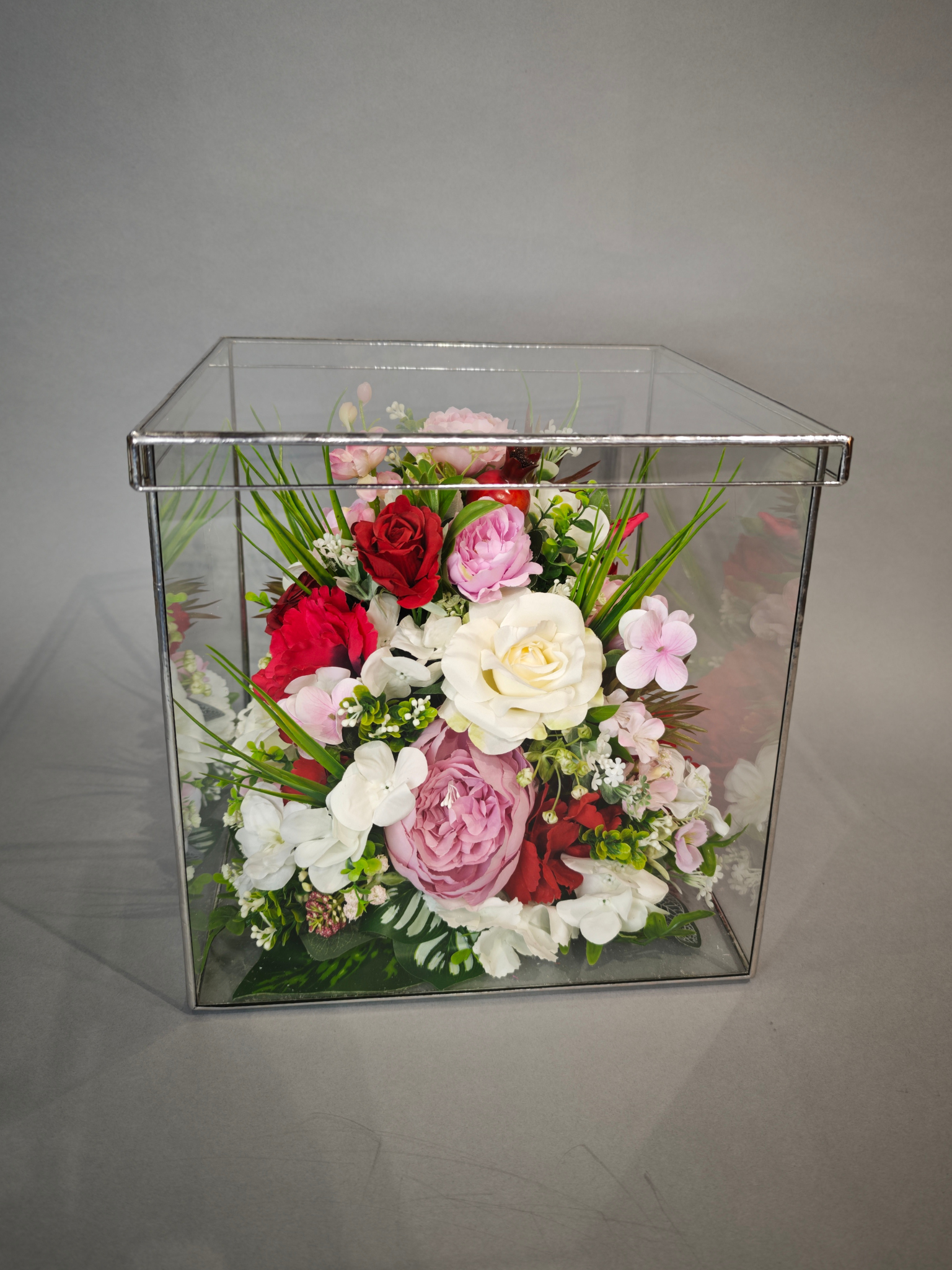 Искусственные цветы скорби траурные Навсегда в сердце ритуальные под стеклом куб 30х30 см