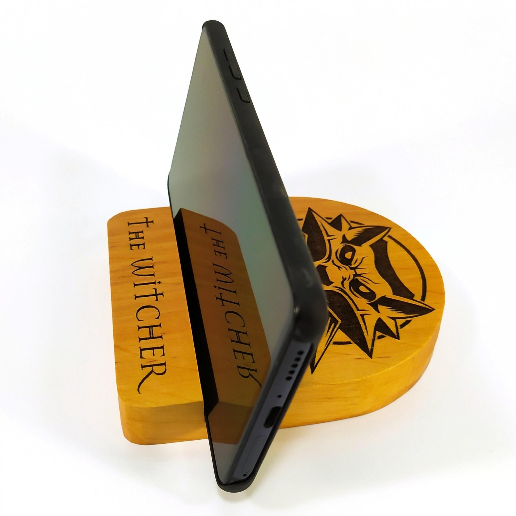 Подставка для телефона Майстерня містера Томаса The Witcher 12х10 см Черный - фото 2 Подставка для телефона Майстерня містера Томаса The Witcher 12х10 см Черный - фото 2