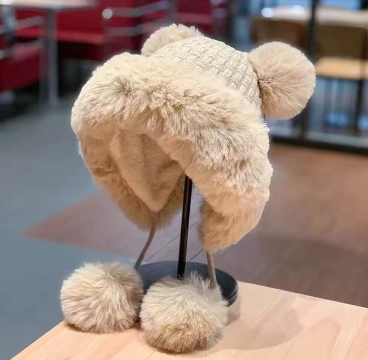 Шапка меховая с ушками и помпонами one size Бежевый