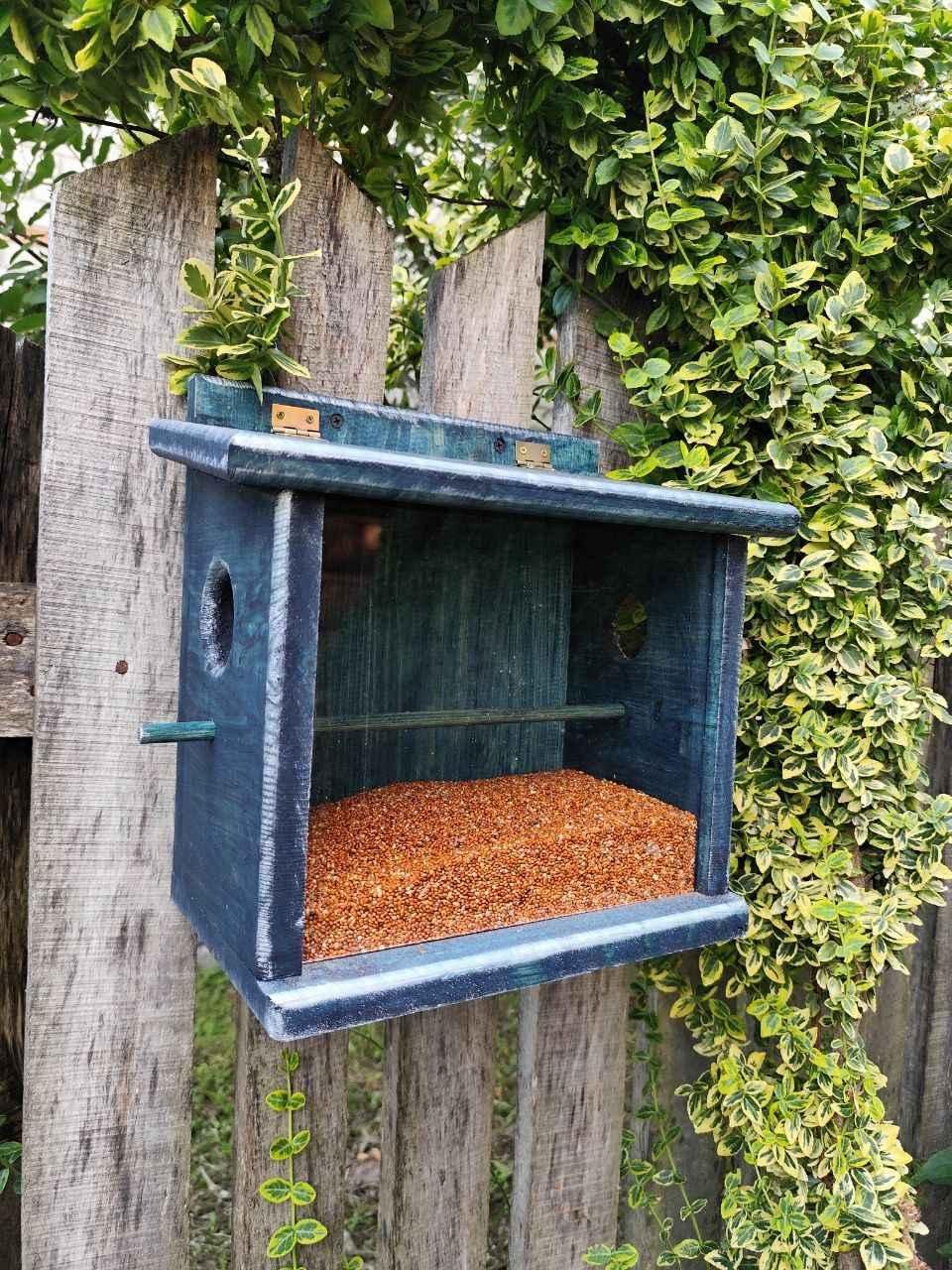 Годівниця для птахів Заплутанка бункерного типу із соснової деревини 30х30х17 см Синій - фото 9