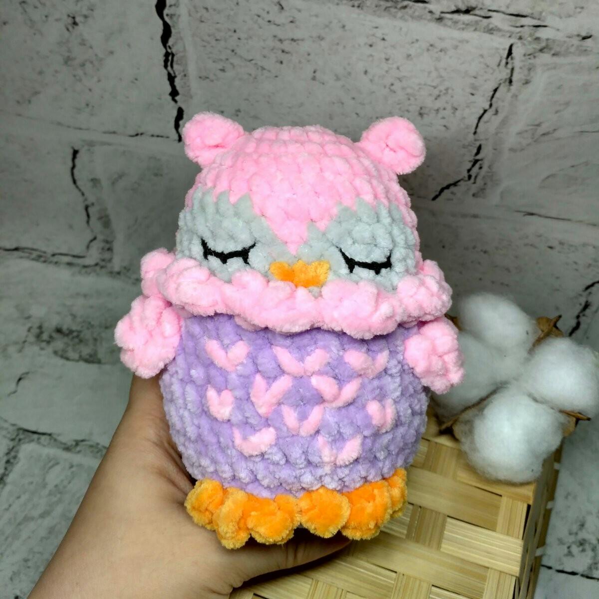 М'яка іграшка в'язана ручної роботи Сова Сплюшка 12 см Рожевий (202-65-4) - фото 2 М'яка іграшка в'язана ручної роботи Сова Сплюшка 12 см Рожевий (202-65-4) - фото 2