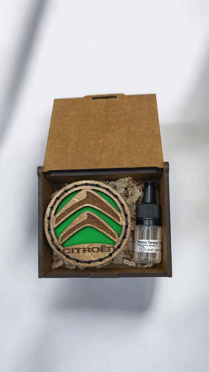 Ароматизатор в дифлектор для авто Citroen из дерева и войлока и аромапарфюм 5 мл (79) Ароматизатор в дифлектор для авто Citroen из дерева и войлока и аромапарфюм 5 мл (79)