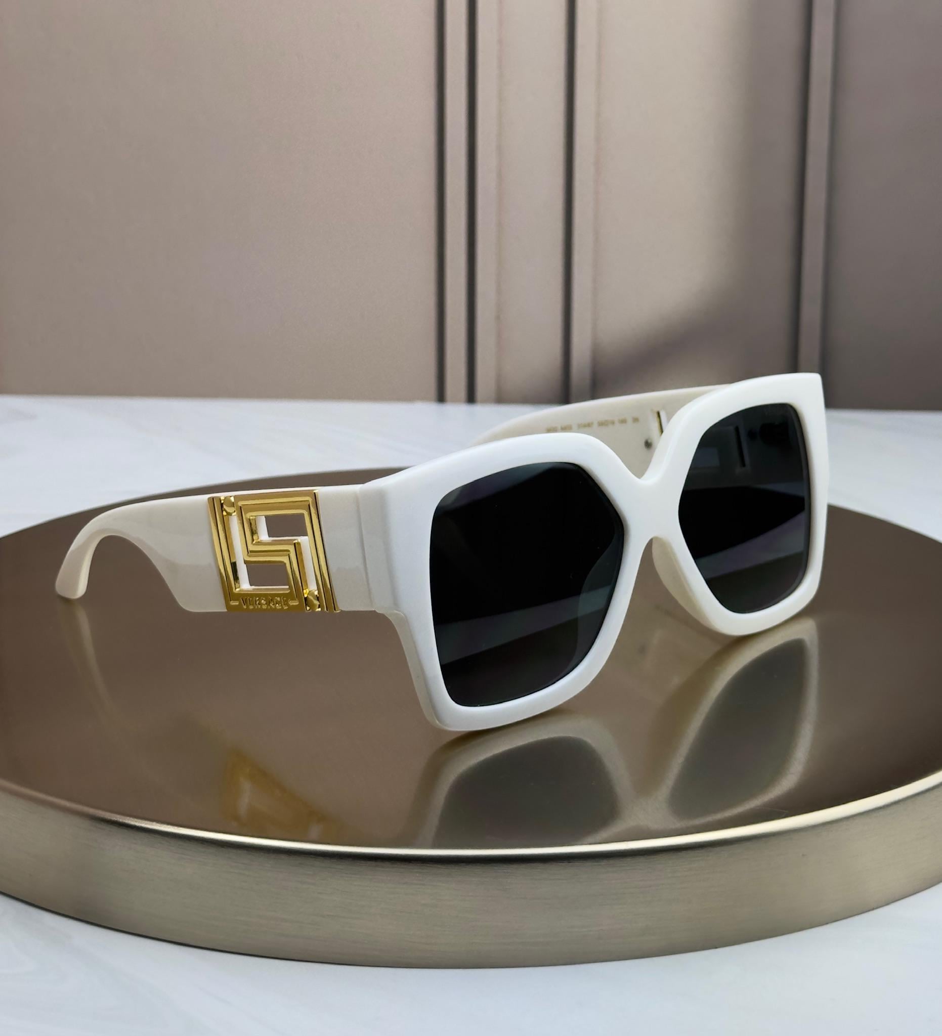 Солнцезащитные очки Versace 4402 квадратные oversize с золотым декором Greca темная линза женские Белый