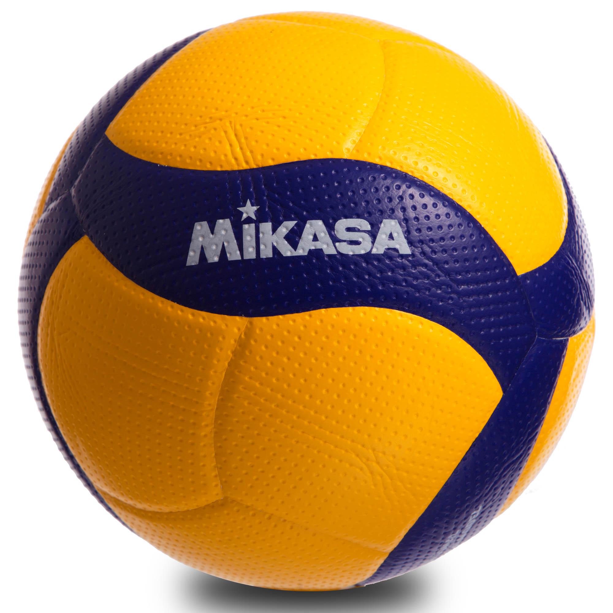 Волейбольный мяч на зеленом фоне