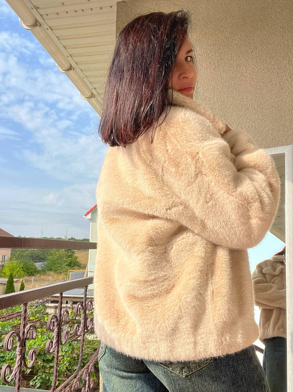 Шуба жіноча A-N 6627 коротка штучне хутро накладені кишені кнопки на резинці OS Бежевий (2736) - фото 4 Шуба жіноча A-N 6627 коротка штучне хутро накладені кишені кнопки на резинці OS Бежевий (2736) - фото 4