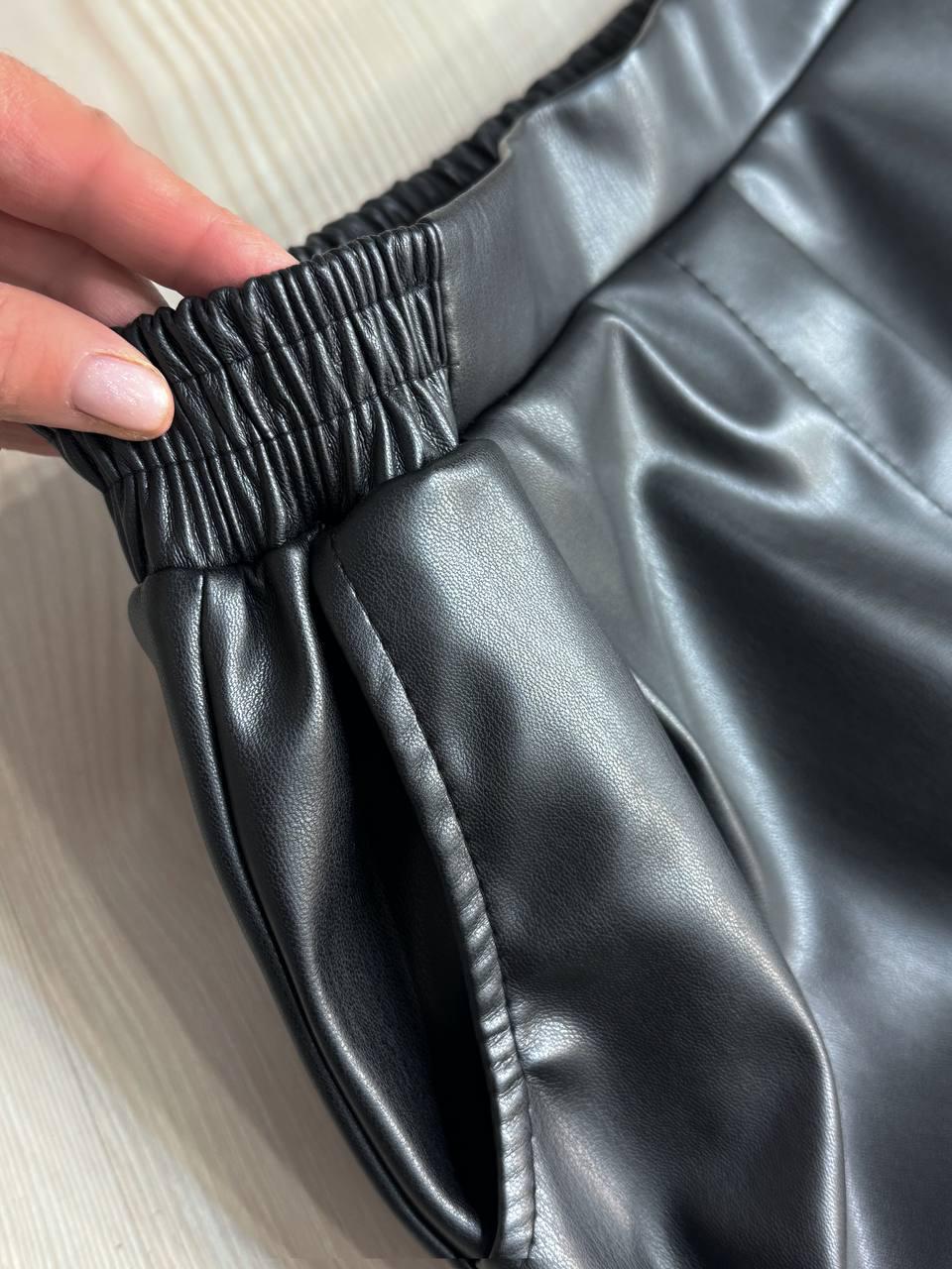 Брюки женские Gritana 237 из экокожи МОМ на резинке большие размеры 4XL Черный (5533) - фото 2