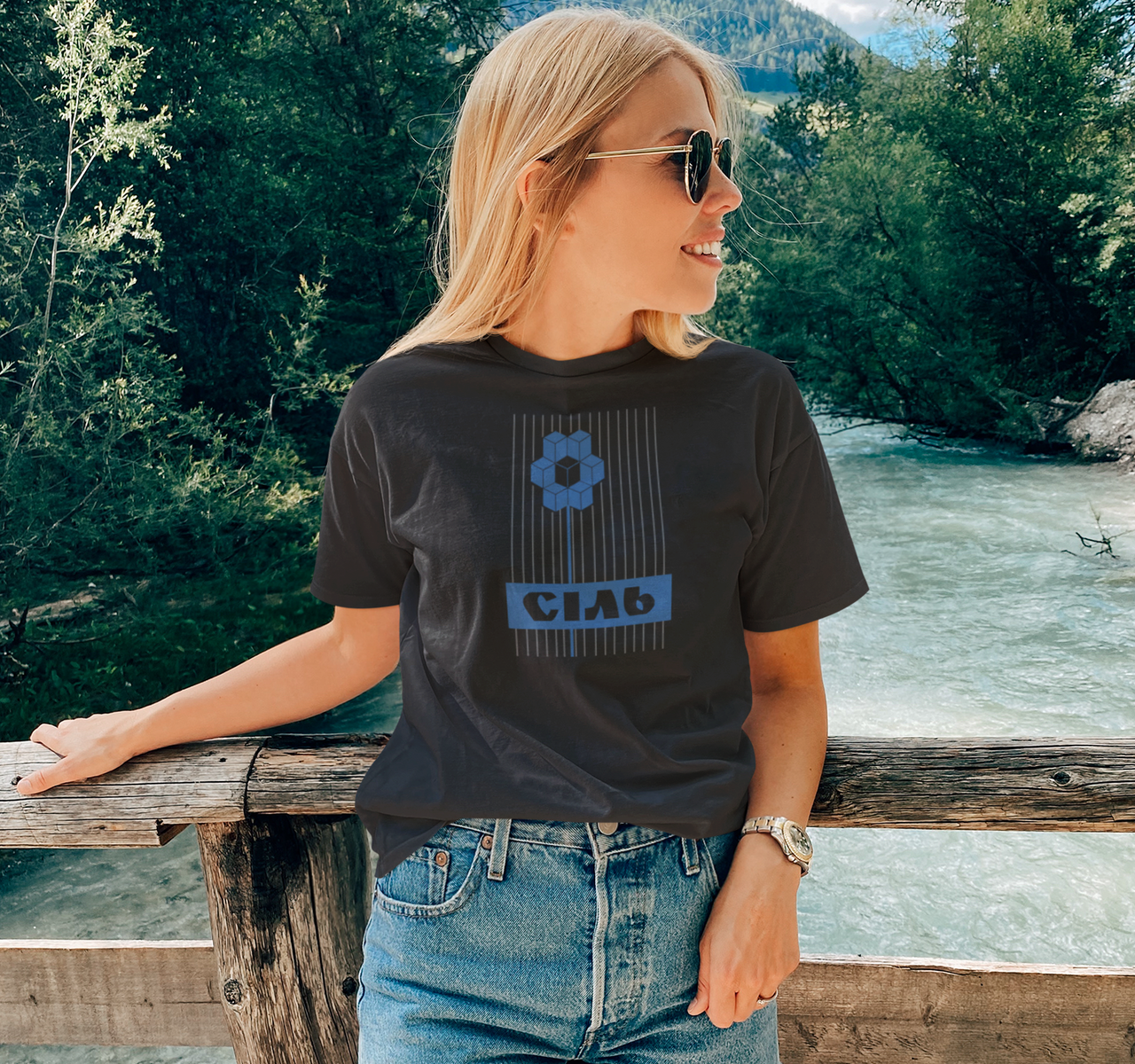 Футболка женская Mishe 11000060 Патриотическая L Черный (11000060_1)