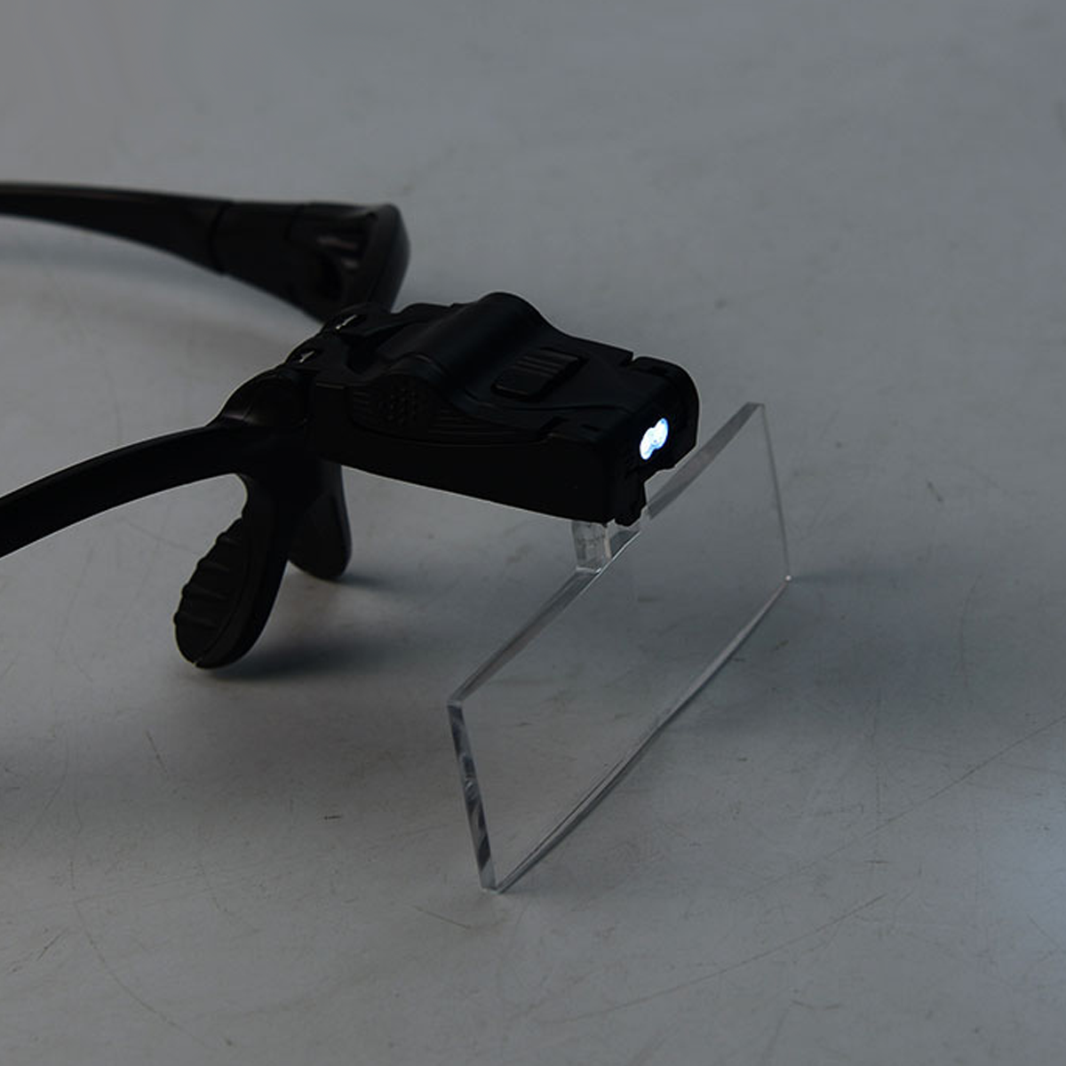 Лупа-окуляри бінокулярна 9892B з 2LED підсвічуванням 5 лінз 1X/1,5Х/2Х/2,5Х/3,5Х Black (160410) - фото 6 Лупа-окуляри бінокулярна 9892B з 2LED підсвічуванням 5 лінз 1X/1,5Х/2Х/2,5Х/3,5Х Black (160410) - фото 6