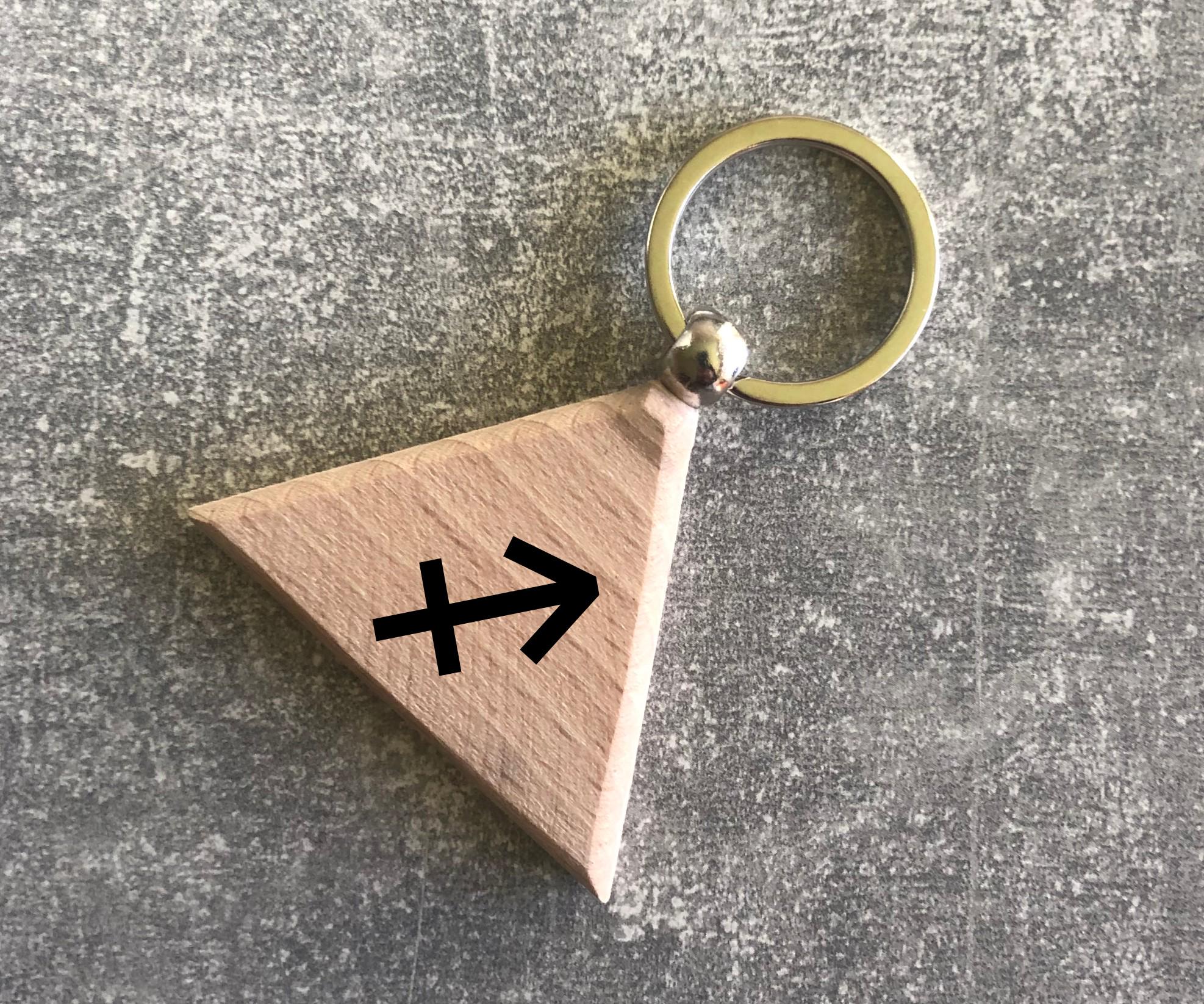 Брелок деревянный треугольный с символом зодиака "Стрелец" (15010304021)