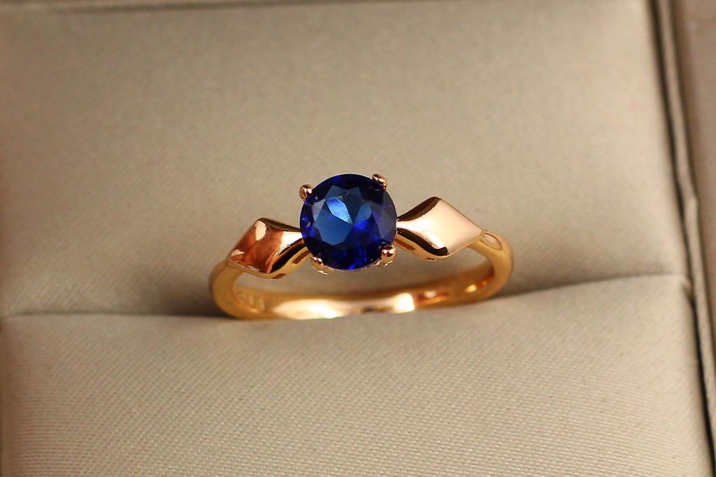 Кольцо Xuping Jewelry с синим камнем и ромбами по бокам р. 16 Золотистый