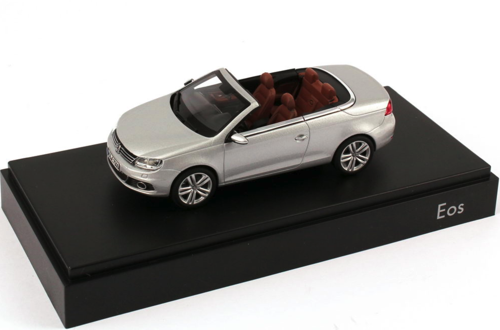 Модель автомобиля 1:43 Volkswagen Eos Silver (1Q1099300A7W) Модель автомобиля 1:43 Volkswagen Eos Silver (1Q1099300A7W)