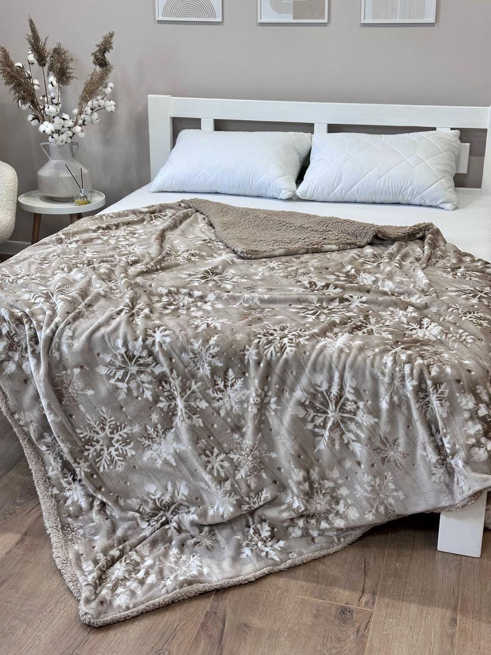 Плед двухсторонний из велюра и искусственной овчинки 200×220 см Снежинки (29657052)