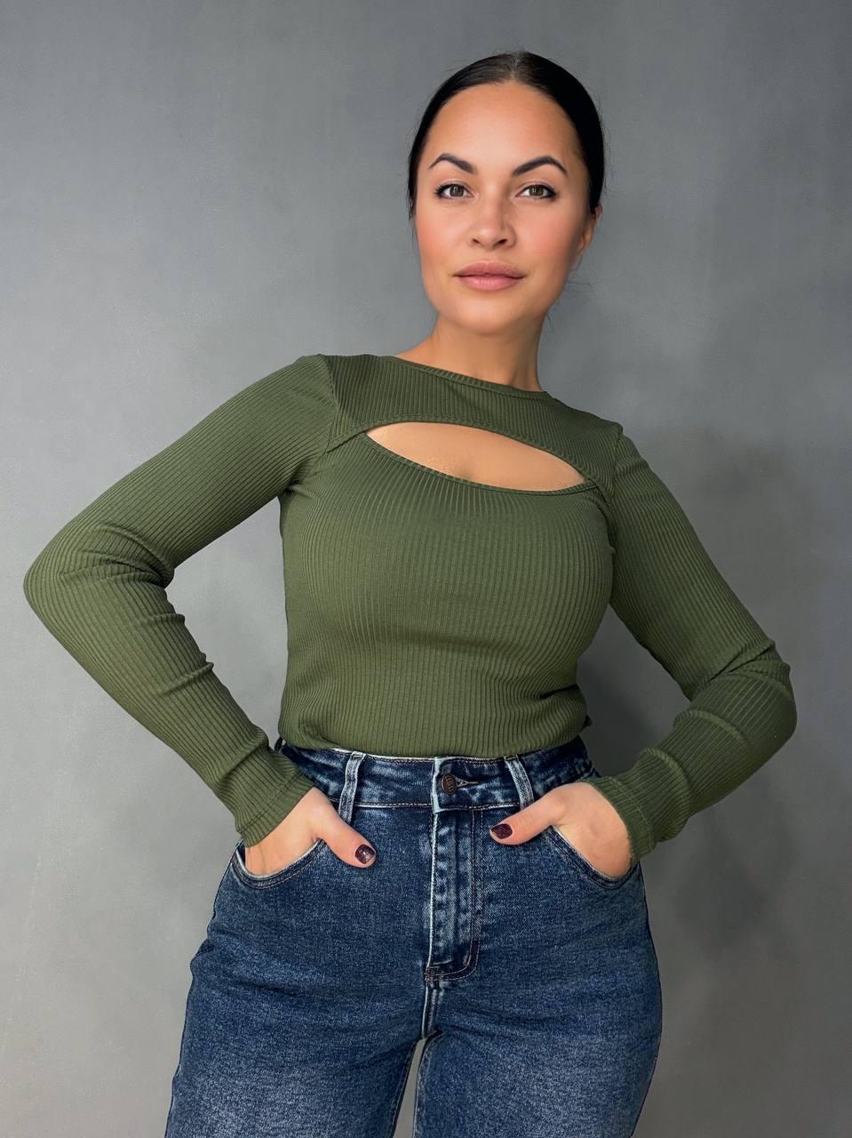 Лонгслів жіночий ITAKA 5370 гольф з акцентним вирізом на груді в рубчик OS Хакі (1173) - фото 3 Лонгслів жіночий ITAKA 5370 гольф з акцентним вирізом на груді в рубчик OS Хакі (1173) - фото 3