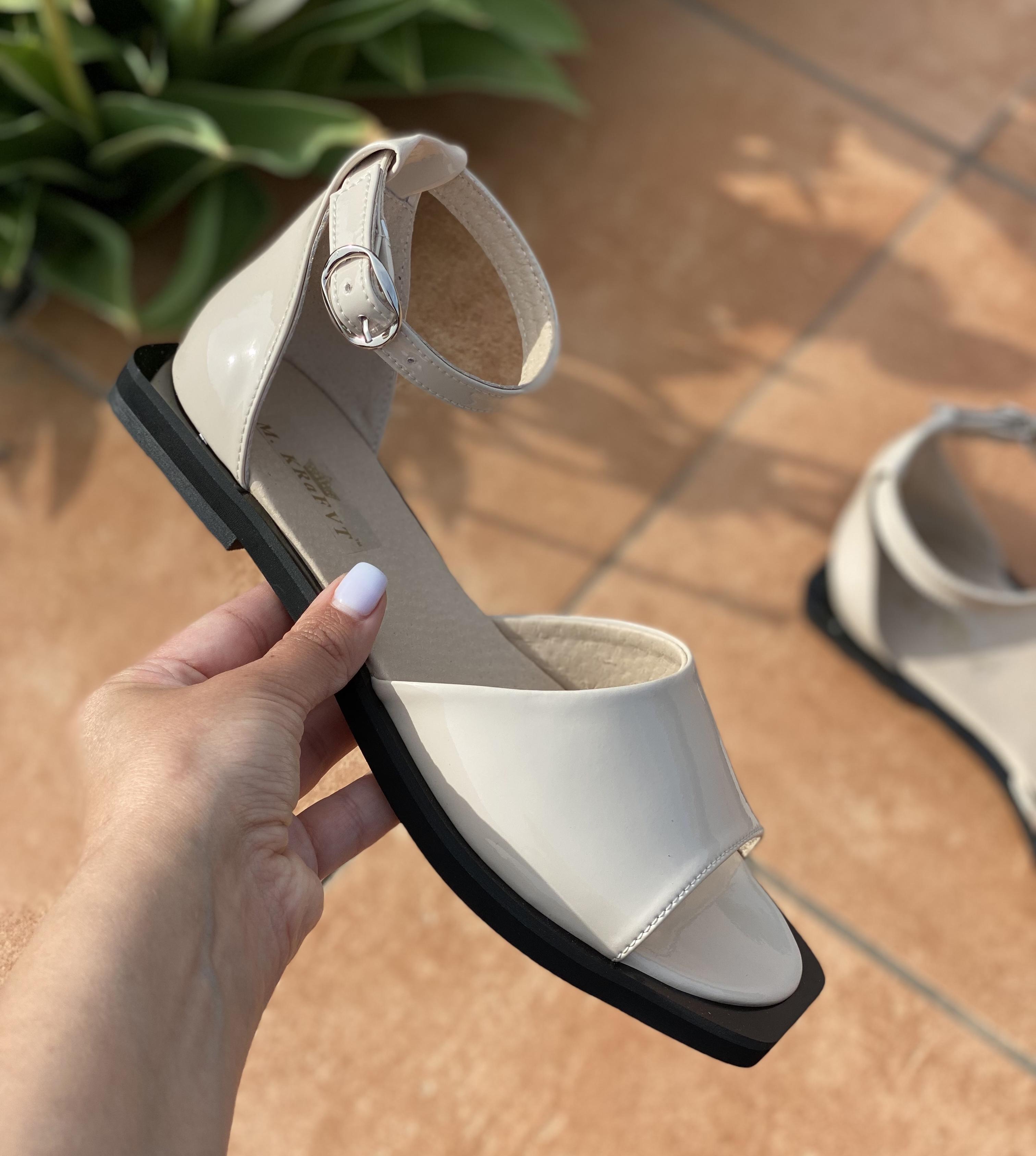 Босоножки женские M.KraFVT 0540 из лакированной кожи на низком каблуке р. 36 Бежевый (1383-36) - фото 5 Босоножки женские M.KraFVT 0540 из лакированной кожи на низком каблуке р. 36 Бежевый (1383-36) - фото 5