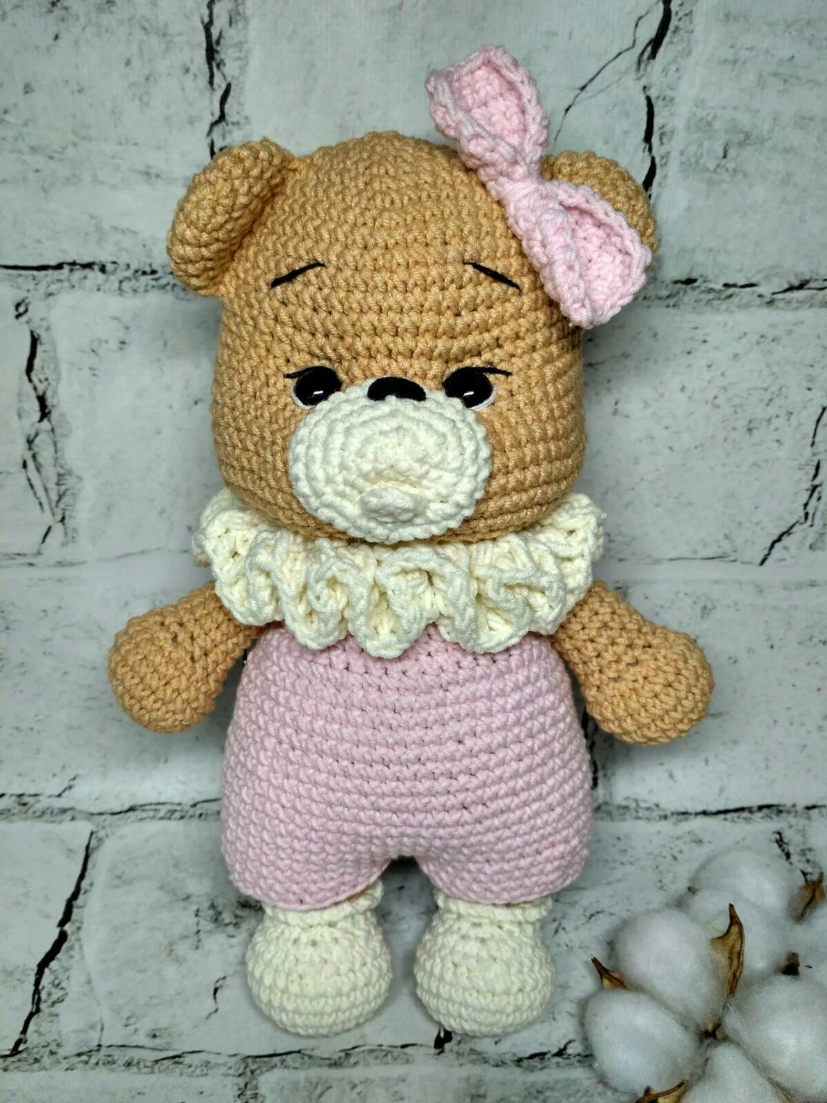 Мягкая игрушка ручной работы вязаная амигуруми Hand Made Мишка в комбинезоне 26 см (202-97-2)