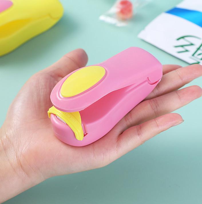 Зварювач пакетів lesko 2265 міні ручний на батарейках для зберігання їжі Pink (25713856) - фото 3