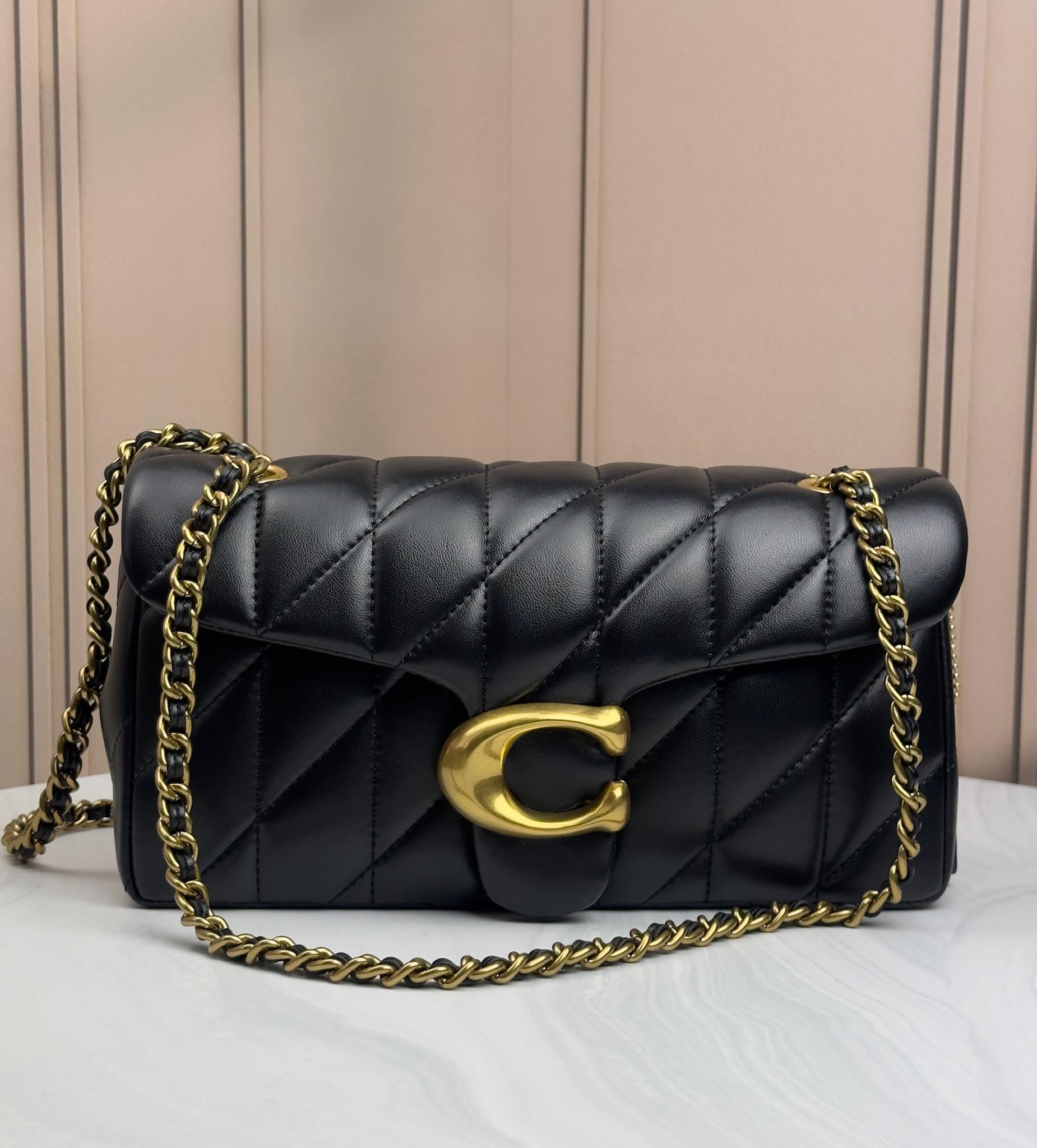 Сумка женская Coach Tabby Shoulder Bag 26 With Pillow Quilting на цепочке с золотым логотипом Черный
