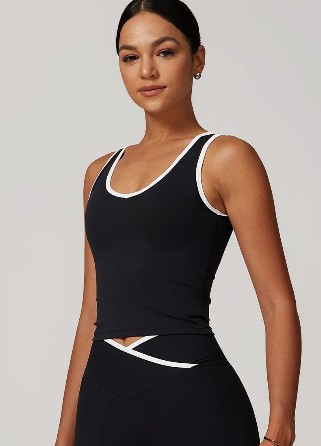 Топ женский удлиненный на широких бретелях для спорта и повседневности однотонная спортивная с чашками L Черный (70304/L)