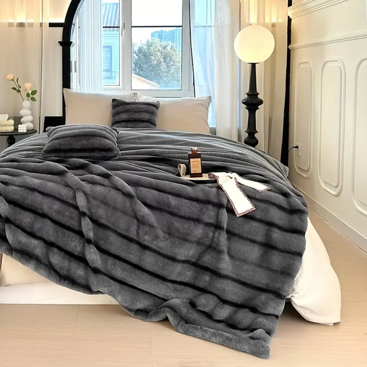 Плед корейский стиль Koloco Кролик евро ширина полоски 10 см 200х230 см Темно-серый (40669) - фото 4 Плед корейский стиль Koloco Кролик евро ширина полоски 10 см 200х230 см Темно-серый (40669) - фото 4