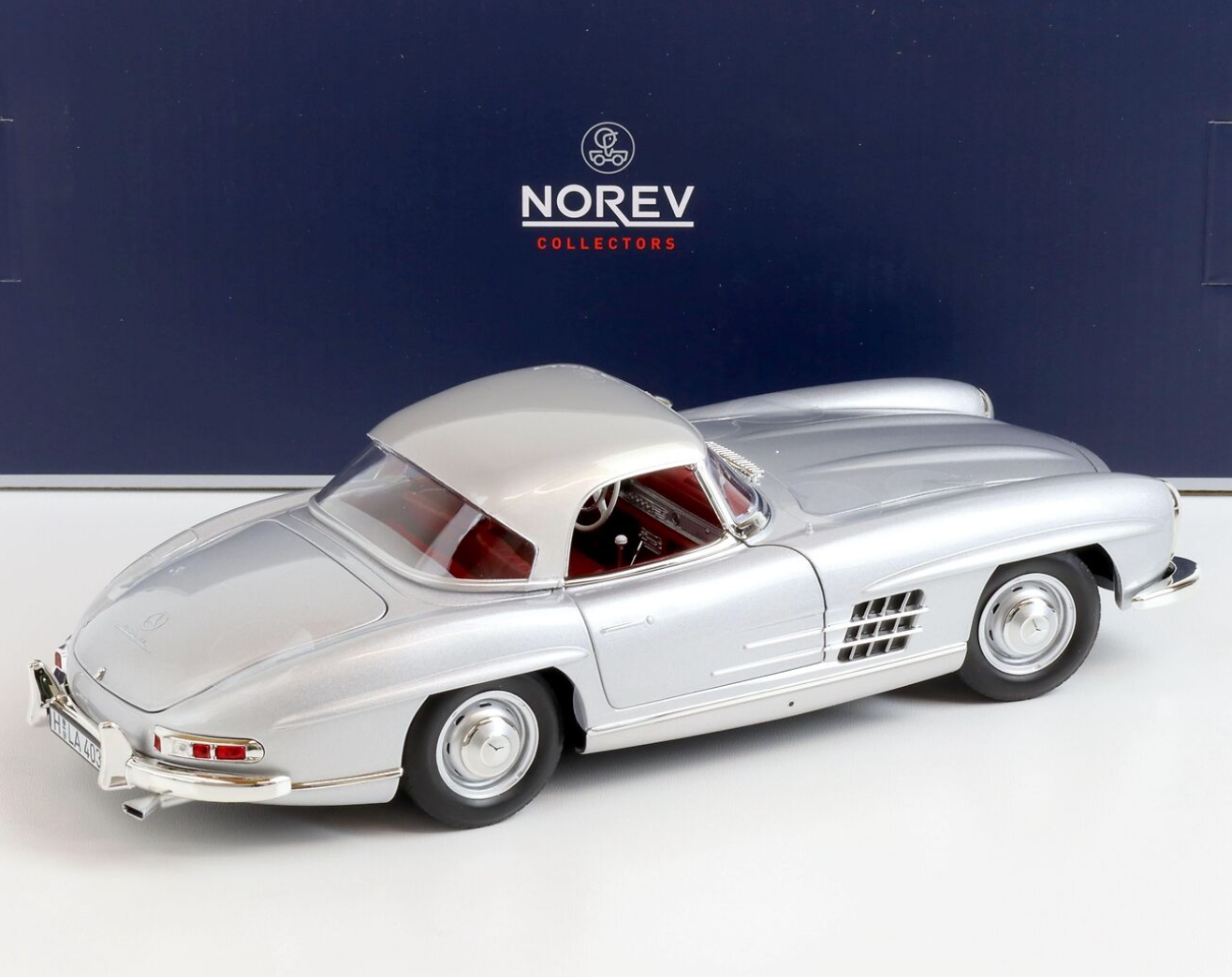 Модель автомобиля Norev 1:18 Mercedes-Benz 300 SL Roadster Silver Metallic (183890) - фото 3 Модель автомобиля Norev 1:18 Mercedes-Benz 300 SL Roadster Silver Metallic (183890) - фото 3