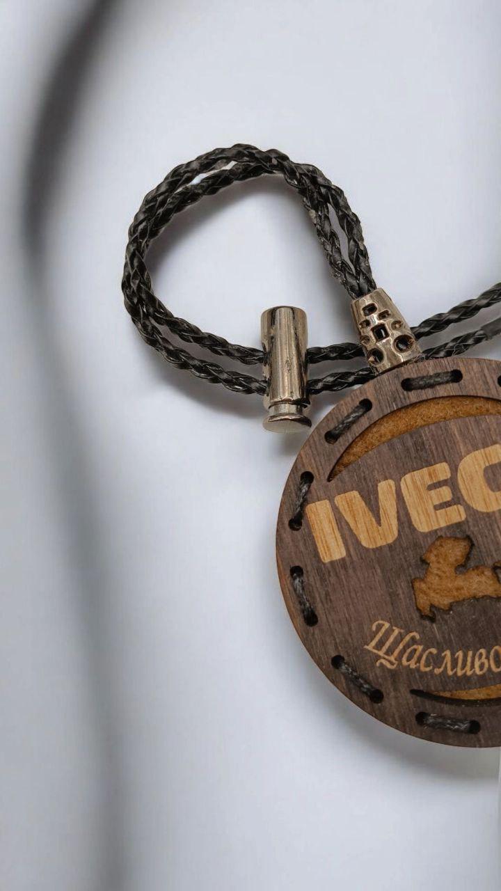 Ароматизатор для авто Iveco многоразовый из дерева/войлока и аромапарфюм 10 мл в подарочной коробке (115) - фото 4