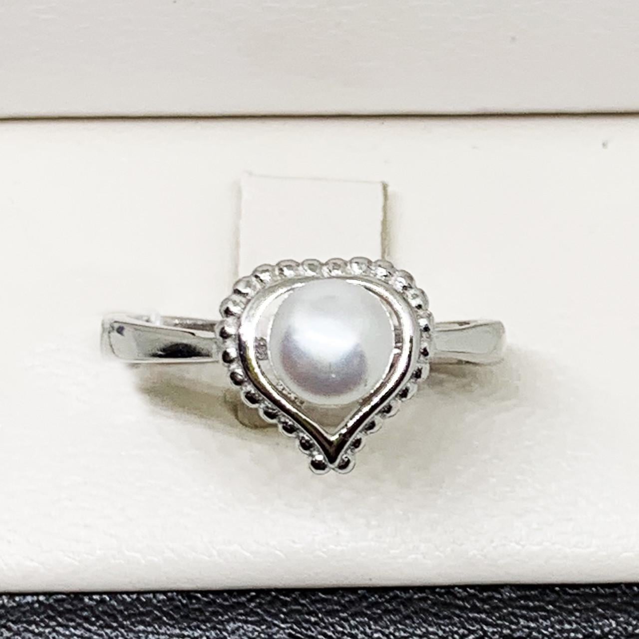 Кольцо серебряное с жемчугом р. 19 2,68 г (1691111241)