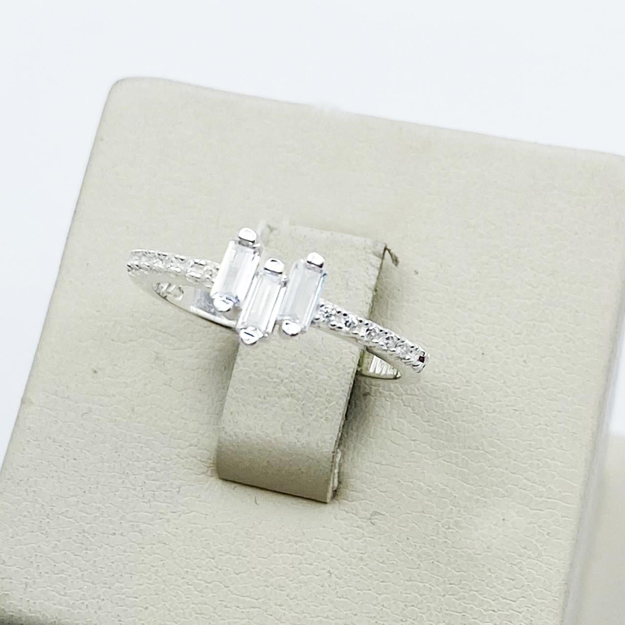 Кольцо серебряное с кубическим цирконием р. 17 2,04 г (1880213982) Кольцо серебряное с кубическим цирконием р. 17 2,04 г (1880213982)