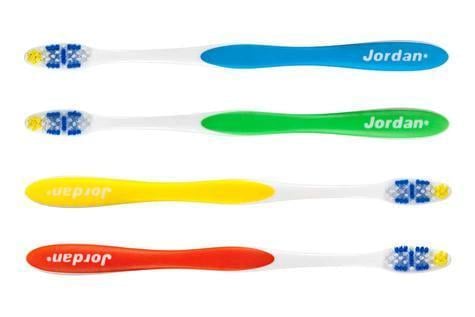 Набор зубных щеток Jordan Total Clean средняя жесткость 4 шт. (790)