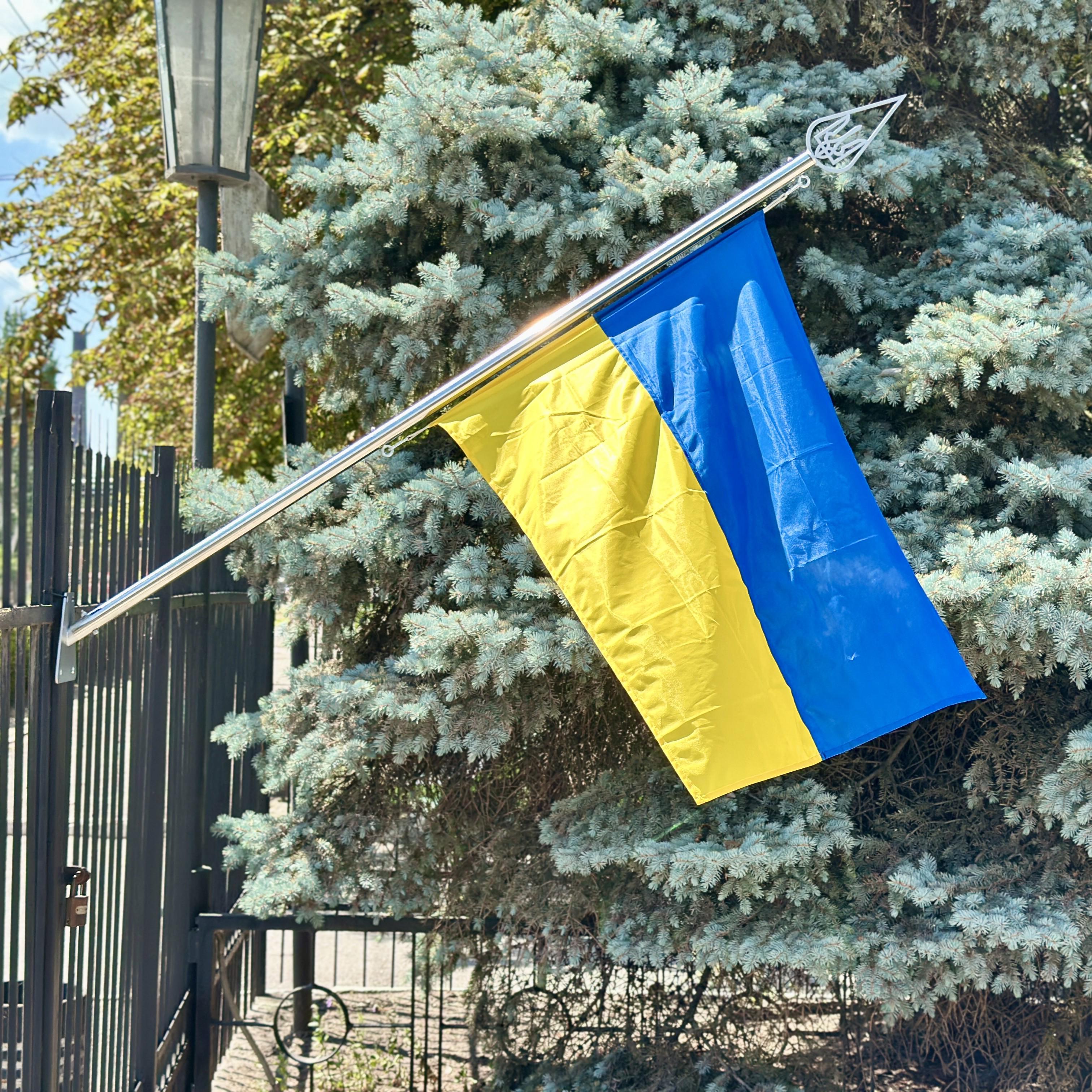 Флагшток на стену с флагом и кронштейном 1,5 м (28340326)