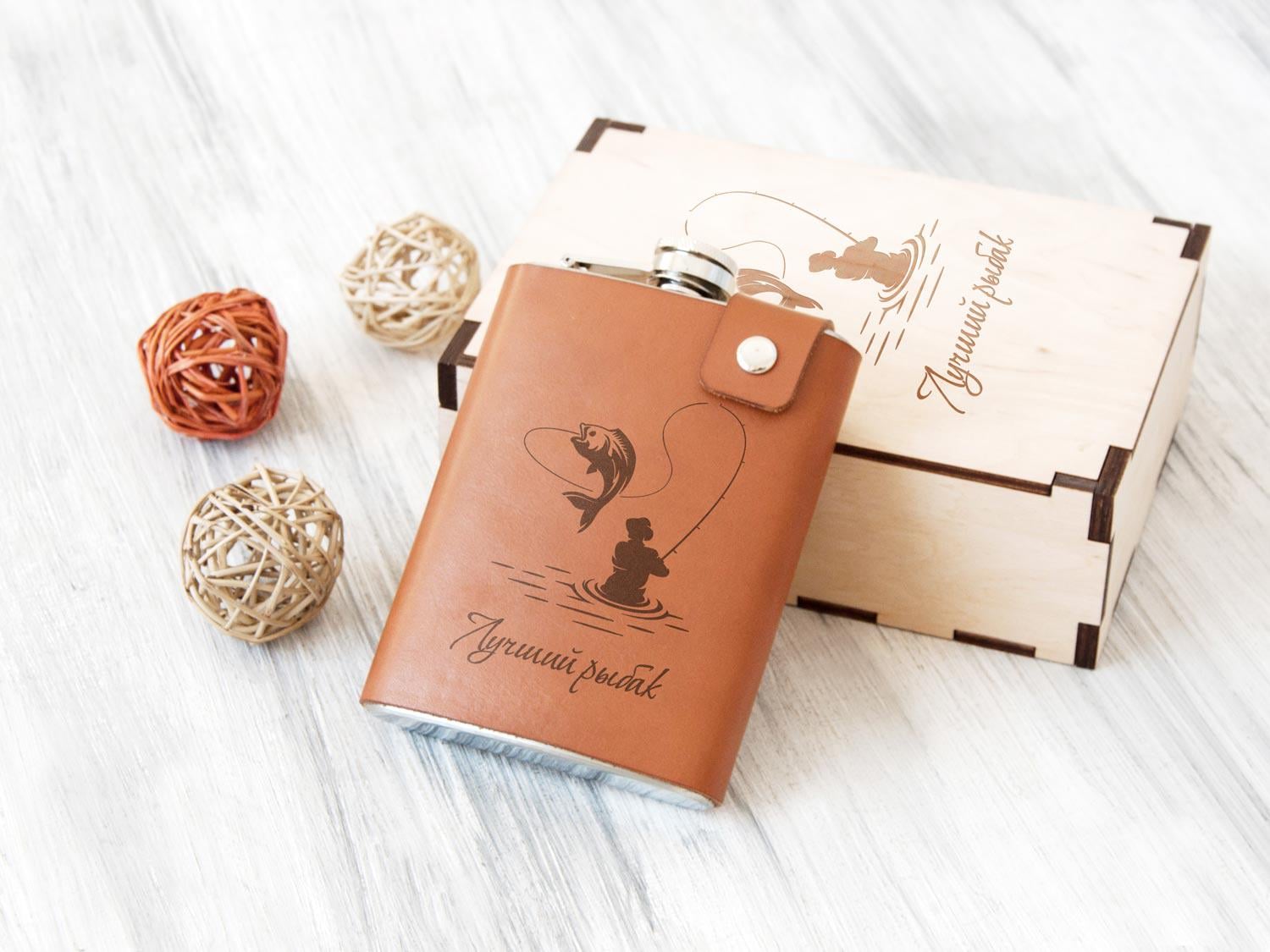 Подарочная фляга WoodPresentStudio для рыбака в коричневом кожаном чехле в деревянной коробке 240 мл