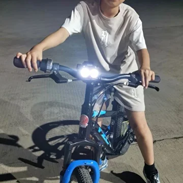 Велофара с двойным светом 8x6,2x4,3 см (G00334) - фото 6 Велофара с двойным светом 8x6,2x4,3 см (G00334) - фото 6