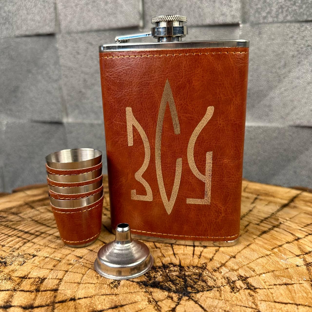 Набір фляга для алкоголю і 4 чарки в подарунковій коробці з гравіюванням ЗСУ - фото 4 Набір фляга для алкоголю і 4 чарки в подарунковій коробці з гравіюванням ЗСУ - фото 4