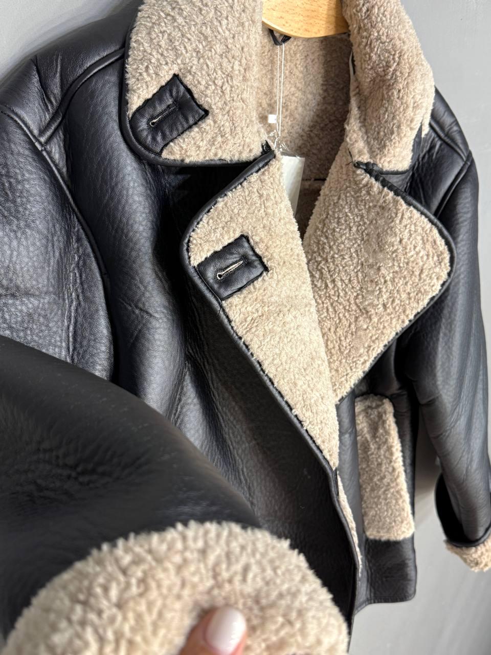 Дубленка женская Aftf Basic 242 с бежевым мехом на пуговицах S Черный (5019) - фото 2 Дубленка женская Aftf Basic 242 с бежевым мехом на пуговицах S Черный (5019) - фото 2