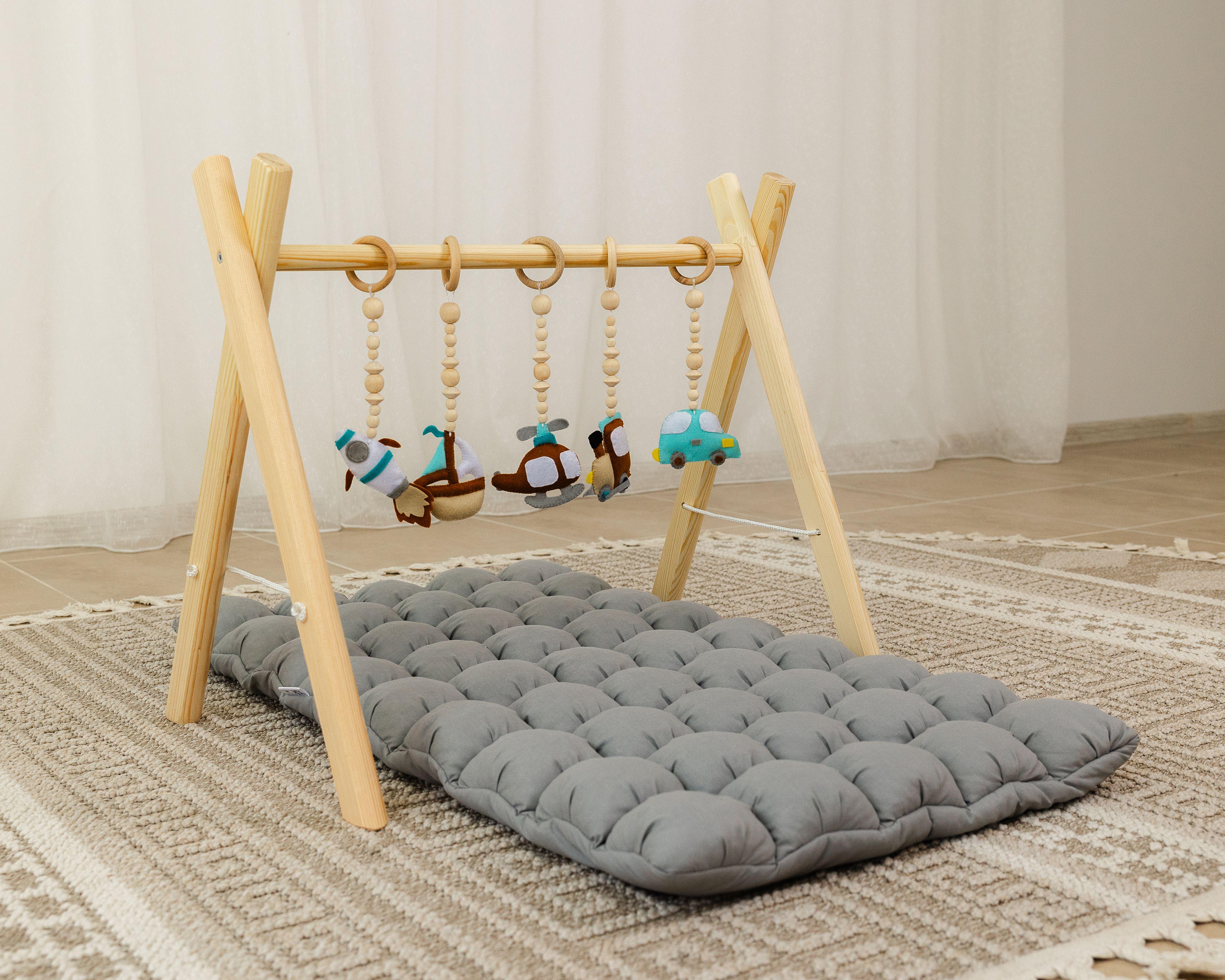 Мобиль напольный деревянный Веселые путешествия с матрасом Серый (0002272)