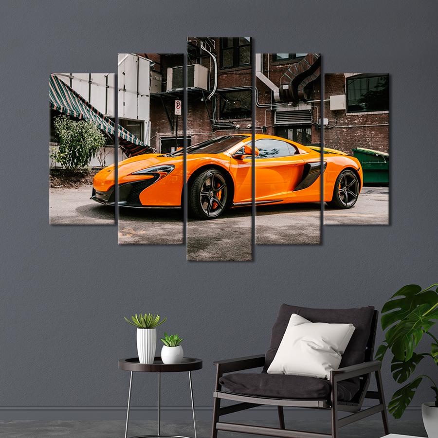 Картина Автомобиль Авто McLaren 650S на фоне городской улицы 112x68 см (A1185-5)