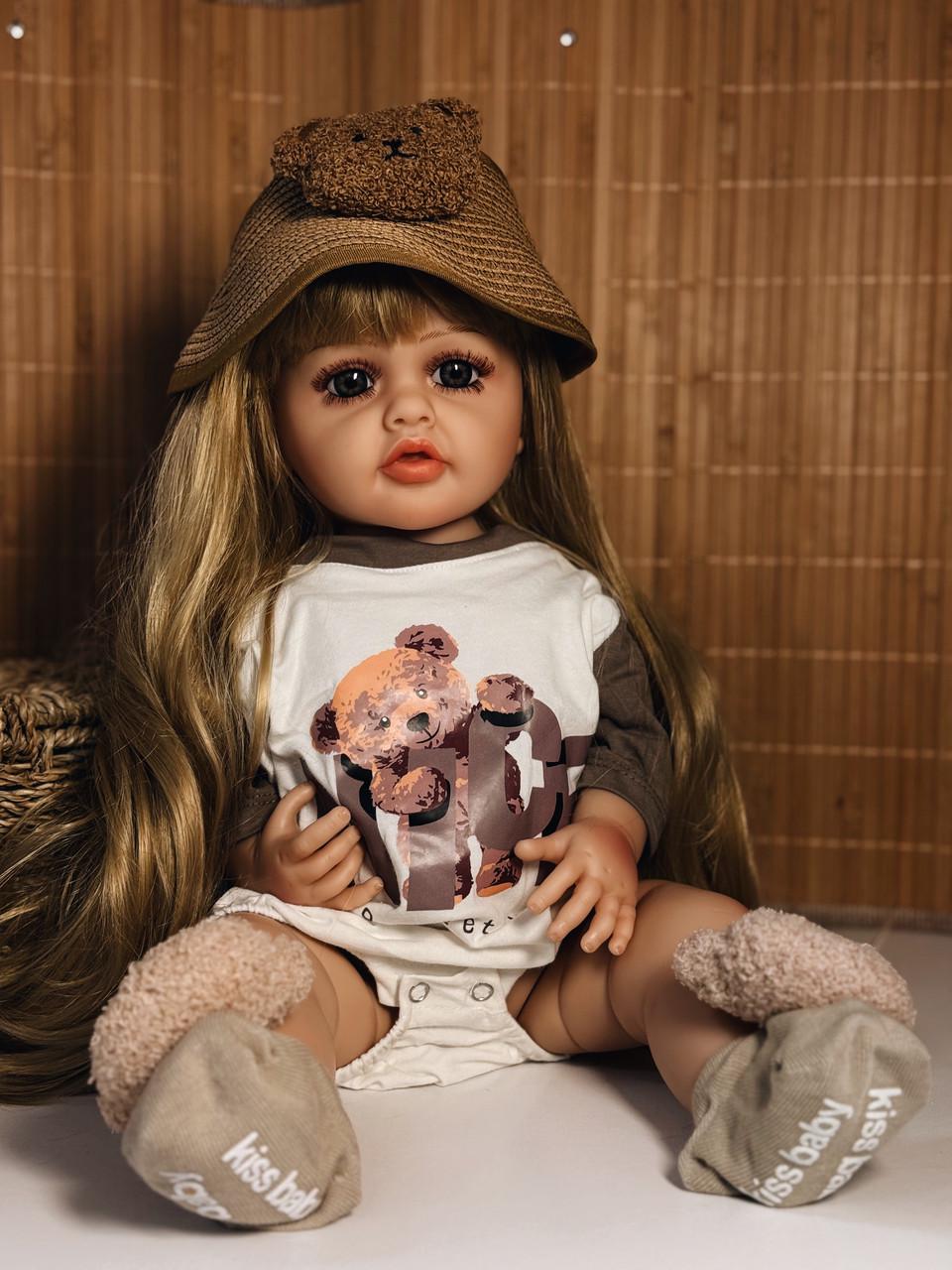 Кукла кукла реалистичная KEIUMI винил-силиконовая в кофточке с мишкой и панаме с аксессуарами 55 см